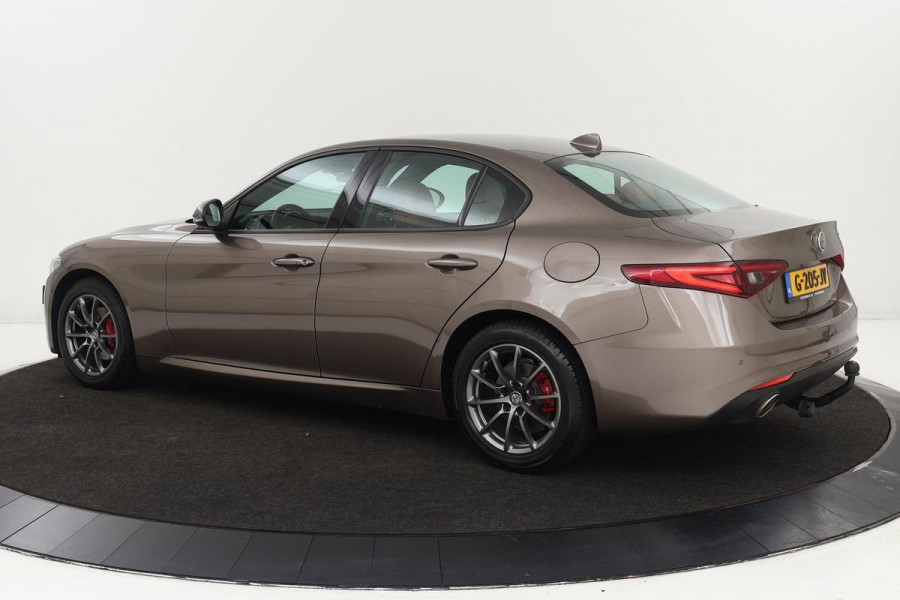 Alfa Romeo Giulia 2.0T Super | Leder | Stoel & stuurverwarming | Xenon | Navigatie | Keyless | Trekhaak | Cruise control | PDC | Climate control | Memory