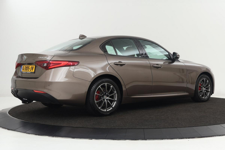 Alfa Romeo Giulia 2.0T Super | Leder | Stoel & stuurverwarming | Xenon | Navigatie | Keyless | Trekhaak | Cruise control | PDC | Climate control | Memory