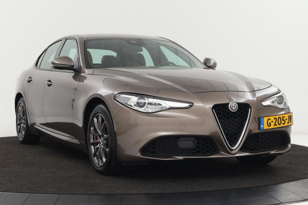 Alfa Romeo Giulia 2.0T Super | Leder | Stoel & stuurverwarming | Xenon | Navigatie | Keyless | Trekhaak | Cruise control | PDC | Climate control | Memory