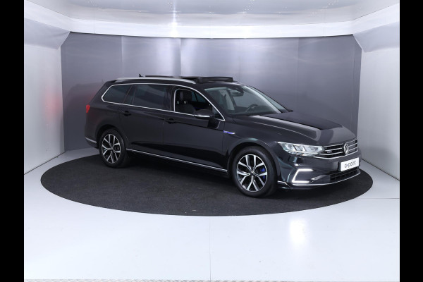 Volkswagen Passat Variant 1.4 TSI PHEV GTE Business 218 pk Automaat (DSG) | Navigatie | Panoramadak | Parkeersensoren | Achteruitrijcamera | Stoelverwarming v/a | Lederen bekleding |