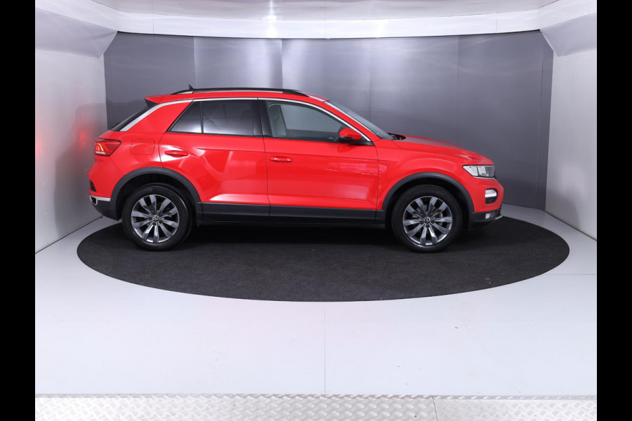 Volkswagen T-Roc 1.0 TSI Style 115 pk | Navigatie | Parkeersensoren | Adaptieve cruise control | Autom. airco | Apple Carplay/Android Auto |