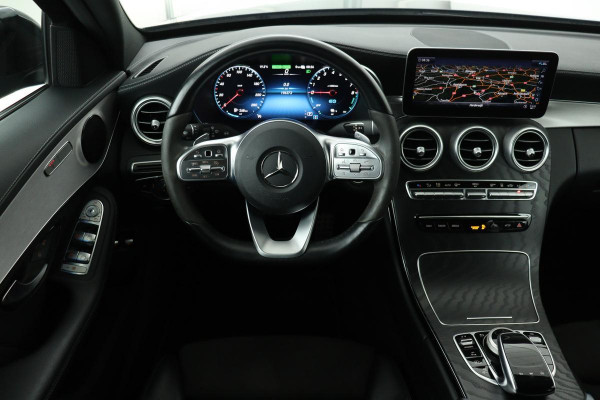 Mercedes-Benz C-Klasse 300e AMG | Dealer onderhouden | Panoramadak | Stoelverwarming | Carplay | Matrix LED | Sfeerverlichting | 360 camera | Navigatie