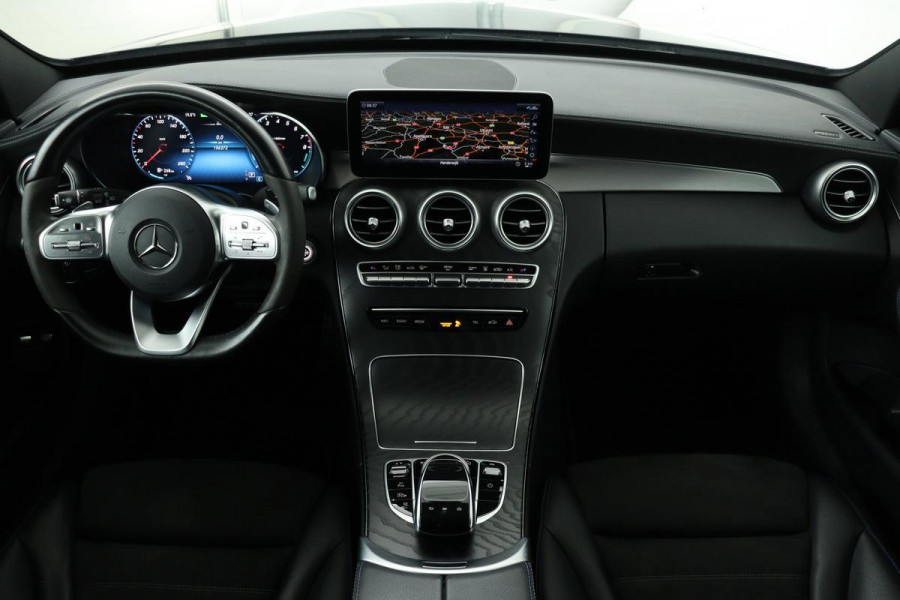 Mercedes-Benz C-Klasse 300e AMG | Dealer onderhouden | Panoramadak | Stoelverwarming | Carplay | Matrix LED | Sfeerverlichting | 360 camera | Navigatie