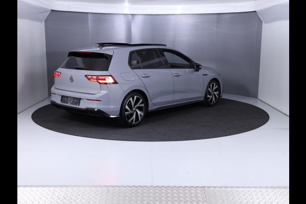 Volkswagen Golf 1.5 eTSI R-Line Business 150 pk Automaat (DSG) | Navigatie | Panoramadak | Parkeersensoren | Achteruitrijcamera | Stoelverwarming | Black Style pakket |