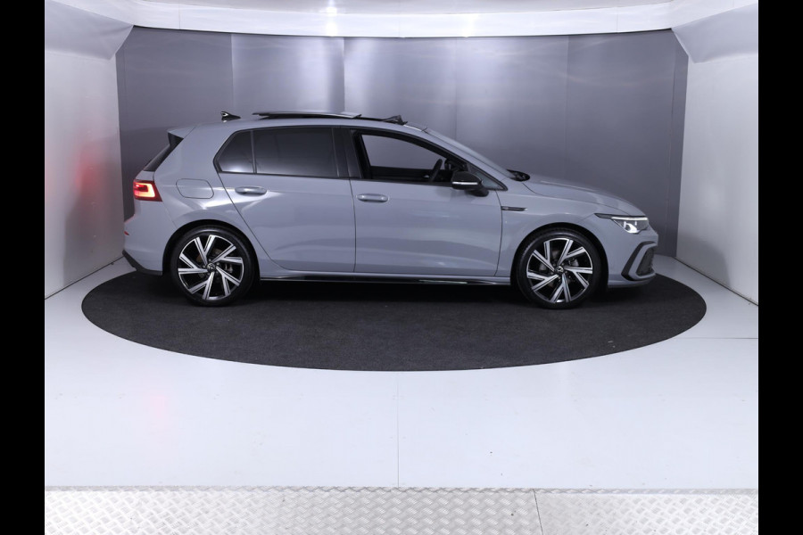 Volkswagen Golf 1.5 eTSI R-Line Business 150 pk Automaat (DSG) | Navigatie | Panoramadak | Parkeersensoren | Achteruitrijcamera | Stoelverwarming | Black Style pakket |