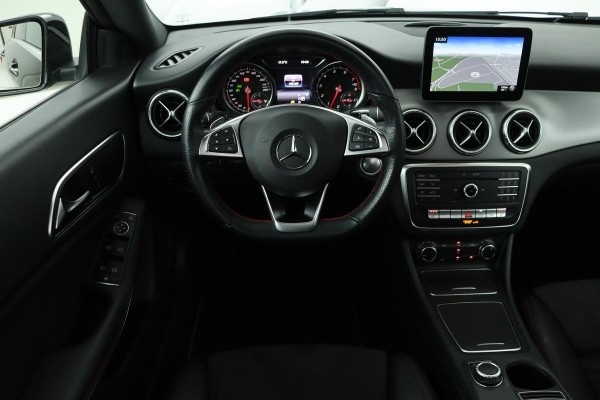 Mercedes-Benz CLA-Klasse 180 AMG | Panoramadak | Carplay | Stoelverwarming | Trekhaak | Camera | Full LED | Park Assist | Navigatie Comand | Cruise control