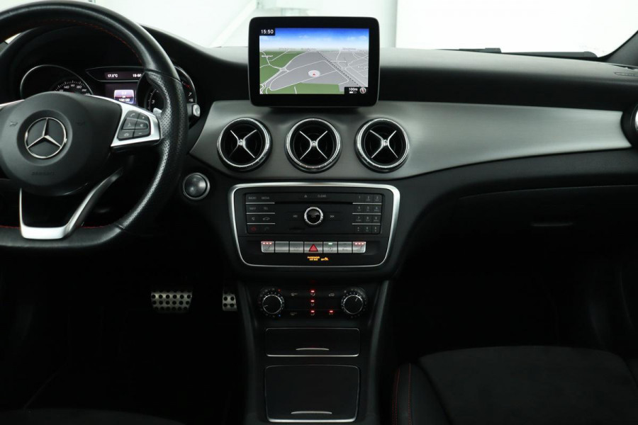 Mercedes-Benz CLA-Klasse 180 AMG | Panoramadak | Carplay | Stoelverwarming | Trekhaak | Camera | Full LED | Park Assist | Navigatie Comand | Cruise control