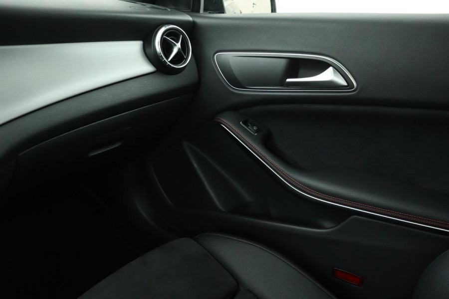 Mercedes-Benz CLA-Klasse 180 AMG | Panoramadak | Carplay | Stoelverwarming | Trekhaak | Camera | Full LED | Park Assist | Navigatie Comand | Cruise control