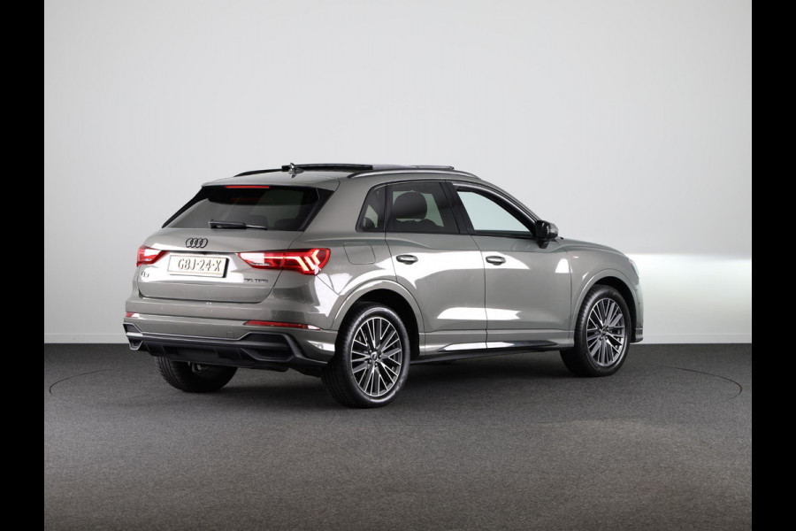 Audi Q3 35 TFSI S edition Competition 150 pk S-tronic | Panoramadak | Verlengde garantie | Navigatie | Parkeersensoren (Park assist) | Adaptieve cruise control | Stoelverwarming |