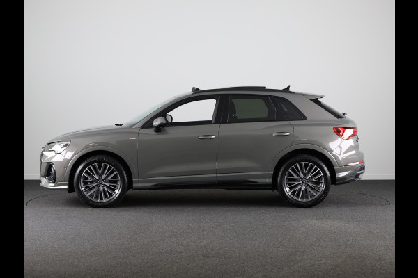 Audi Q3 35 TFSI S edition Competition 150 pk S-tronic | Panoramadak | Verlengde garantie | Navigatie | Parkeersensoren (Park assist) | Adaptieve cruise control | Stoelverwarming |