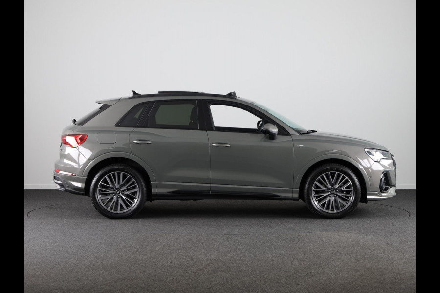 Audi Q3 35 TFSI S edition Competition 150 pk S-tronic | Panoramadak | Verlengde garantie | Navigatie | Parkeersensoren (Park assist) | Adaptieve cruise control | Stoelverwarming |