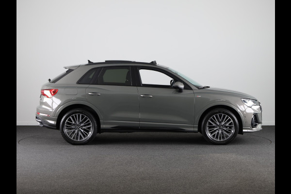 Audi Q3 35 TFSI S edition Competition 150 pk S-tronic | Panoramadak | Verlengde garantie | Navigatie | Parkeersensoren (Park assist) | Adaptieve cruise control | Stoelverwarming |