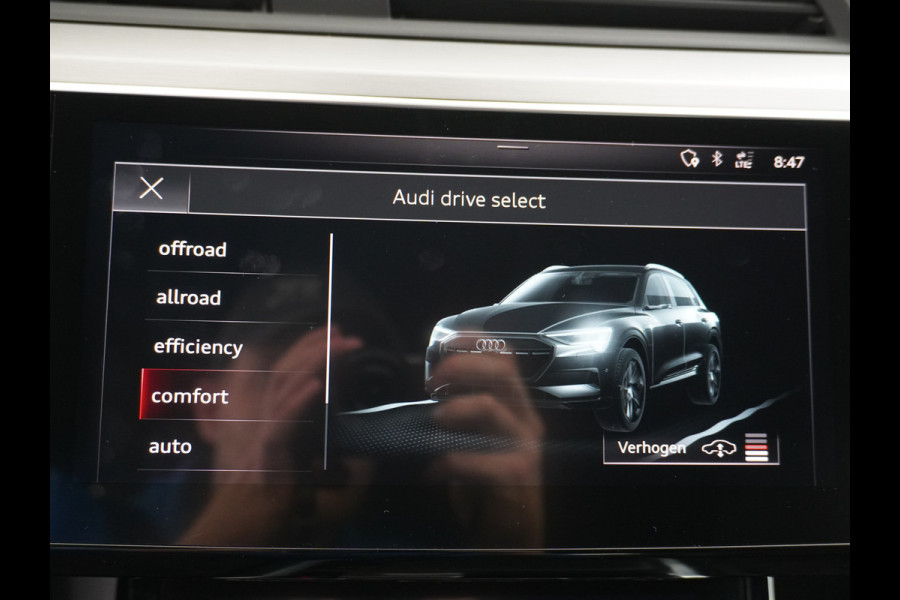 Audi e-tron E-Tron 55 408 PK S-line 95 kWh Quattro Leer Alcantara Apple Carplay Android Audi-Connect Camera Virtual-Cockpit Sportstoelen Par Connected-Services Apple-Carplay Android Interieur-Voorverwarming/koeling Electr.-A-Klep Priv.Glass Niveau-regeling(Automatisch) ESP Hill-Hold Rijstrooksensor AEB Botswaarsch.Systeem Virtual Cockpit sport stoelen Zwarte Hemel  WiFi 150kw snellaadvermogen