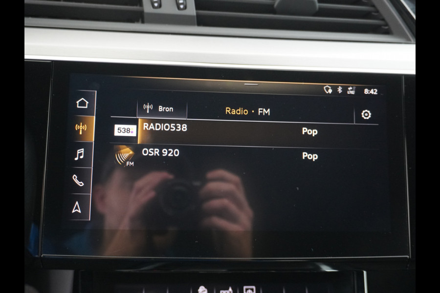 Audi e-tron E-Tron 55 408 PK S-line 95 kWh Quattro Leer Alcantara Apple Carplay Android Audi-Connect Camera Virtual-Cockpit Sportstoelen Par Connected-Services Apple-Carplay Android Interieur-Voorverwarming/koeling Electr.-A-Klep Priv.Glass Niveau-regeling(Automatisch) ESP Hill-Hold Rijstrooksensor AEB Botswaarsch.Systeem Virtual Cockpit sport stoelen Zwarte Hemel  WiFi 150kw snellaadvermogen