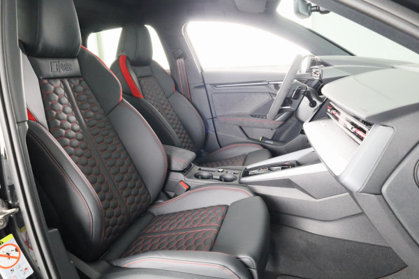 Audi RS3 Sportback 2.5 TFSI RS 3 quattro Panoramadak, RS-sportuitlaatsysteem, comfortpakket Pro, topsnelheid 280 km/h