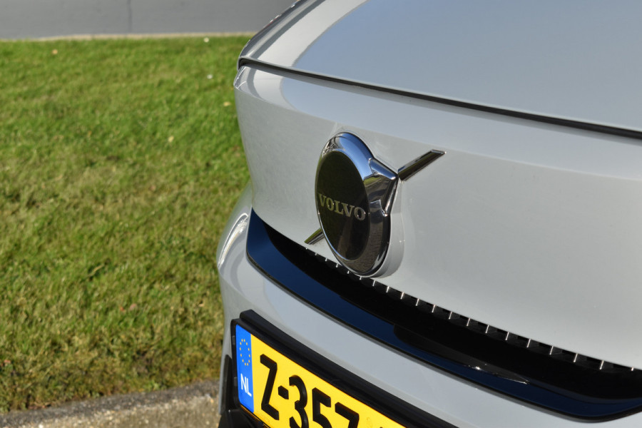 Volvo EX40 Twin Motor Performance 442 PK Plus 82 kWh Trekhaak | ACC | Blis | Stoel &Stuur verwarming | Elektr. stoel | Camera |  Leder |