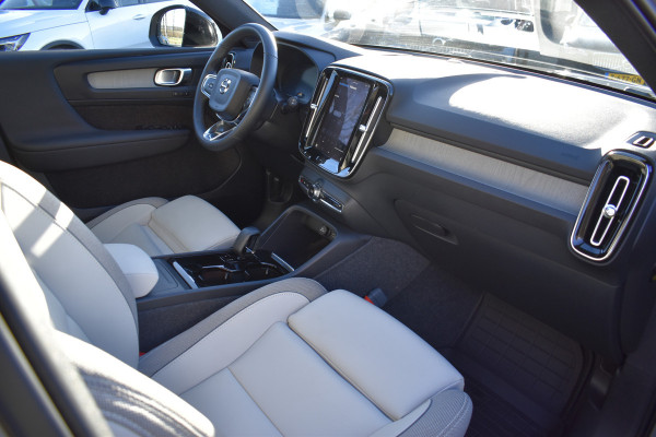 Volvo EX40 Twin Motor Performance 442 PK Plus 82 kWh Trekhaak | ACC | Blis | Stoel &Stuur verwarming | Elektr. stoel | Camera |  Leder |