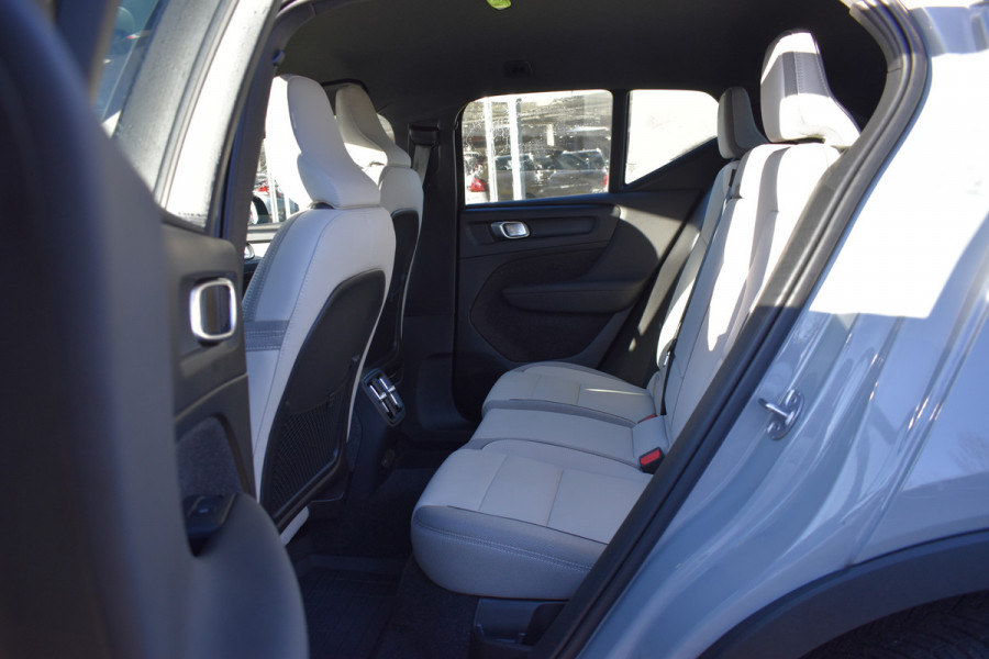 Volvo EX40 Twin Motor Performance 442 PK Plus 82 kWh Trekhaak | ACC | Blis | Stoel &Stuur verwarming | Elektr. stoel | Camera |  Leder |