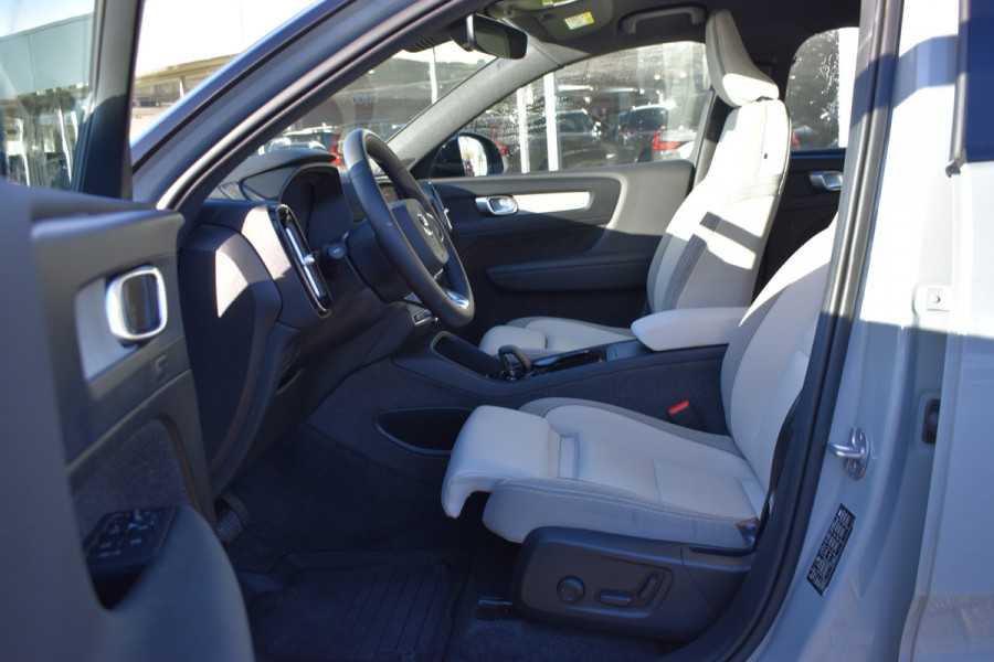 Volvo EX40 Twin Motor Performance 442 PK Plus 82 kWh Trekhaak | ACC | Blis | Stoel &Stuur verwarming | Elektr. stoel | Camera |  Leder |