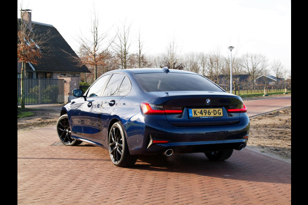 BMW 3 Serie 318i High Executive Edition | Apple Carplay | 360 Camera | Cruise Control | Leer | Black Optic | NL-auto |