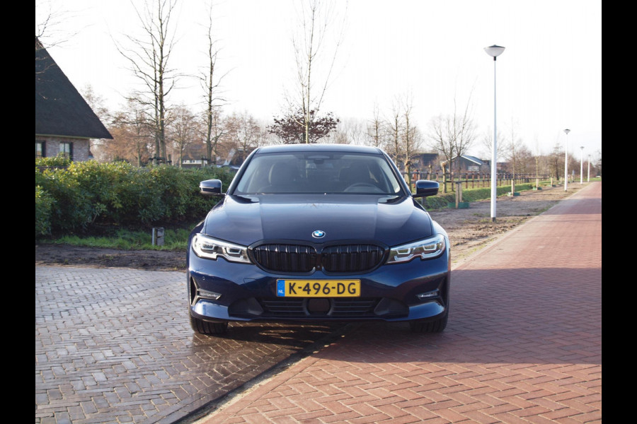 BMW 3 Serie 318i High Executive Edition | Apple Carplay | 360 Camera | Cruise Control | Leer | Black Optic | NL-auto |