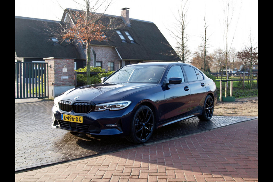 BMW 3 Serie 318i High Executive Edition | Apple Carplay | 360 Camera | Cruise Control | Leer | Black Optic | NL-auto |