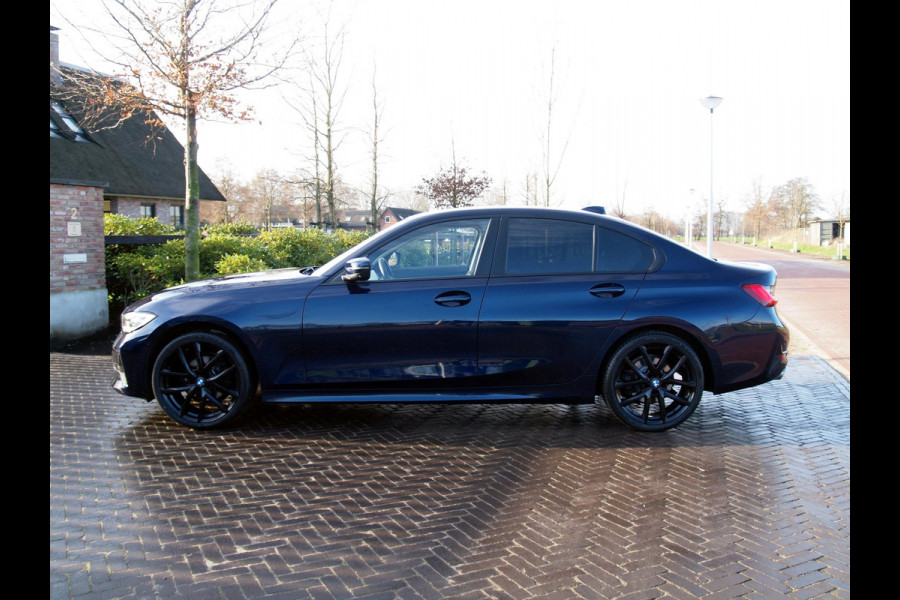 BMW 3 Serie 318i High Executive Edition | Apple Carplay | 360 Camera | Cruise Control | Leer | Black Optic | NL-auto |