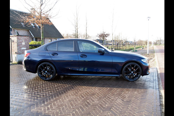 BMW 3 Serie 318i High Executive Edition | Apple Carplay | 360 Camera | Cruise Control | Leer | Black Optic | NL-auto |