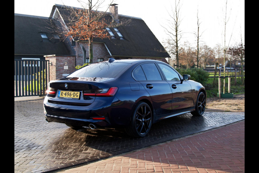 BMW 3 Serie 318i High Executive Edition | Apple Carplay | 360 Camera | Cruise Control | Leer | Black Optic | NL-auto |