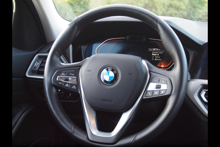 BMW 3 Serie 318i High Executive Edition | Apple Carplay | 360 Camera | Cruise Control | Leer | Black Optic | NL-auto |