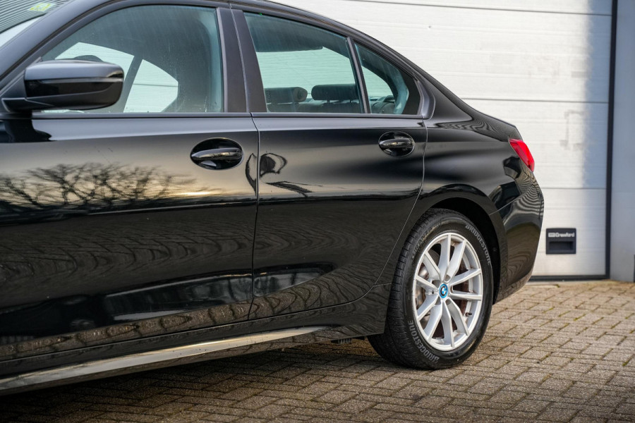 BMW 3-serie 320e Business Edition Plus Keyless Leder Stoelverw. DAB+ PDC LED 17”LM