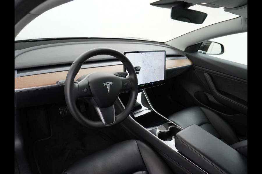 Tesla Model 3 SR+60kWh 326PK AutoPilot FSD-v.b Premium-Luidsprekers Leer PanoDak Adaptive cruise 18" Camera's Elektr.-Stuur+Stoelen+Spiegels+G Ecc Navigatiesysteem full map LED-a+v Comfortstoel(en) ACC Dual-ECC DAB Voorverwarmen interieur via App Keyless via Telefoonsleutel One-Pedal-Drive Orig. nlse auto  1e eigenaar Slechts 1584kg (Lichtste Tesla)