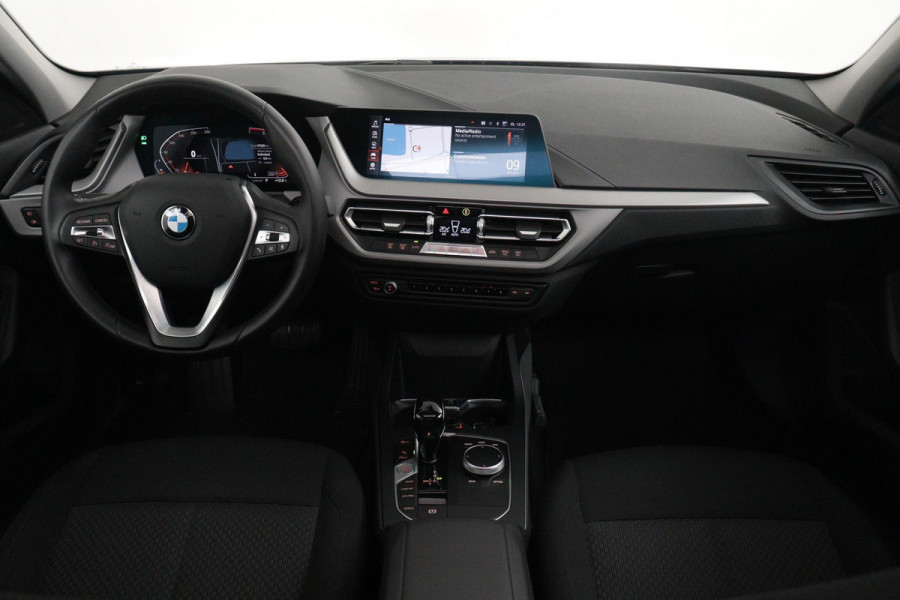 BMW 1-serie 118i Executive Edition (1e Eig, NL-auto, DealeronderH, Panorama, Navi-groot, PDC V+A, Cruise Control, Etc)