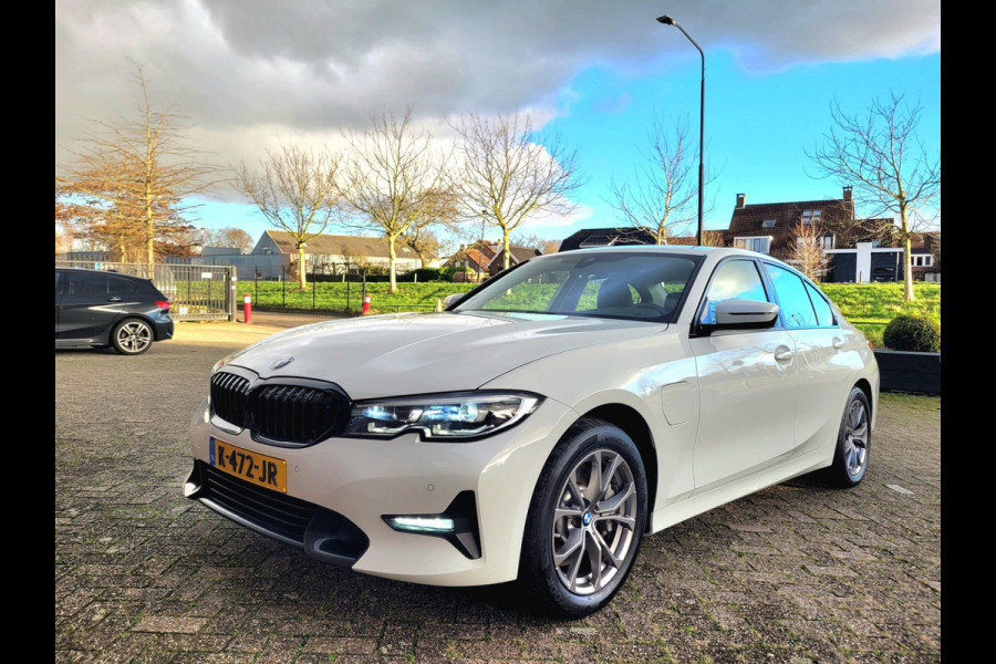 BMW 3-serie 330e Sport Line, M-stuur, VIrtual cockpit, HIFI, Leer, DAB (1e eig. NL-auto met NAP