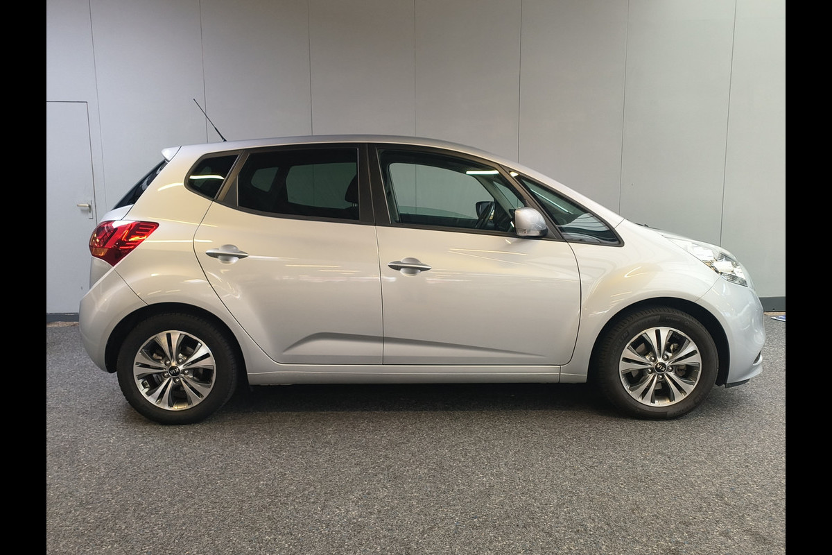 Kia Venga 1.4 CVVT Edition + Panoramadak + trekhaak Rijklaar + 12 maanden Bovag-garantie Henk Jongen Auto's in Helmond,  al 50 jaar service zoals 't hoort!