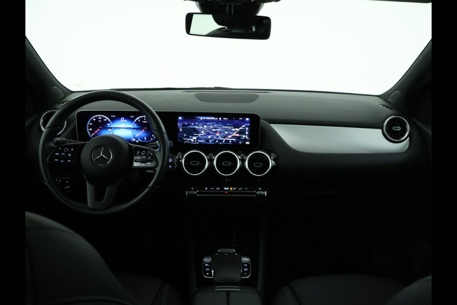 Mercedes-Benz B-Klasse 200 Business Solution Plus | Achteruitrijcamera | Smartphone integratiepakket | Panoramaschuifdak in glas | Navigatie | Parkeersensoren | Inclusief 24 maanden MB Certified garantie voor Europa.