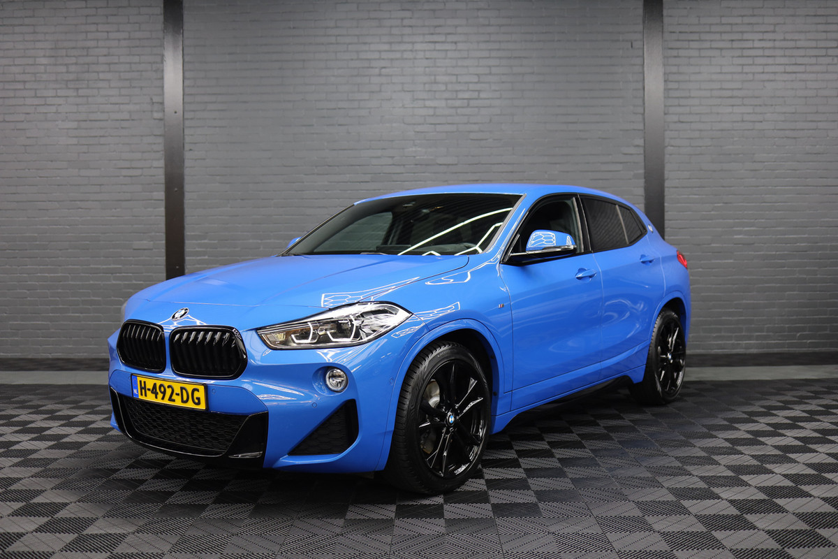 BMW X2 sDrive20i High Executive Edition | Ned. Auto | Leer | volledig in Black optiek uitgevoerd | Black Line M velgen | M uitvoering | all season Banden