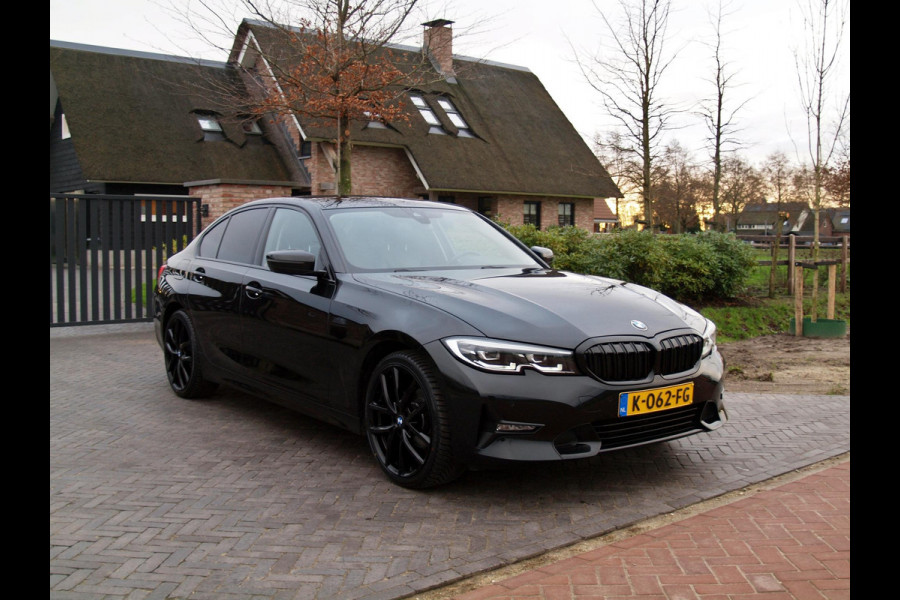 BMW 3 Serie 318i High Executive Edition | Sfeerverlichting | Apple Carplay | Parkeersensoren | Cruise Control | Leer |