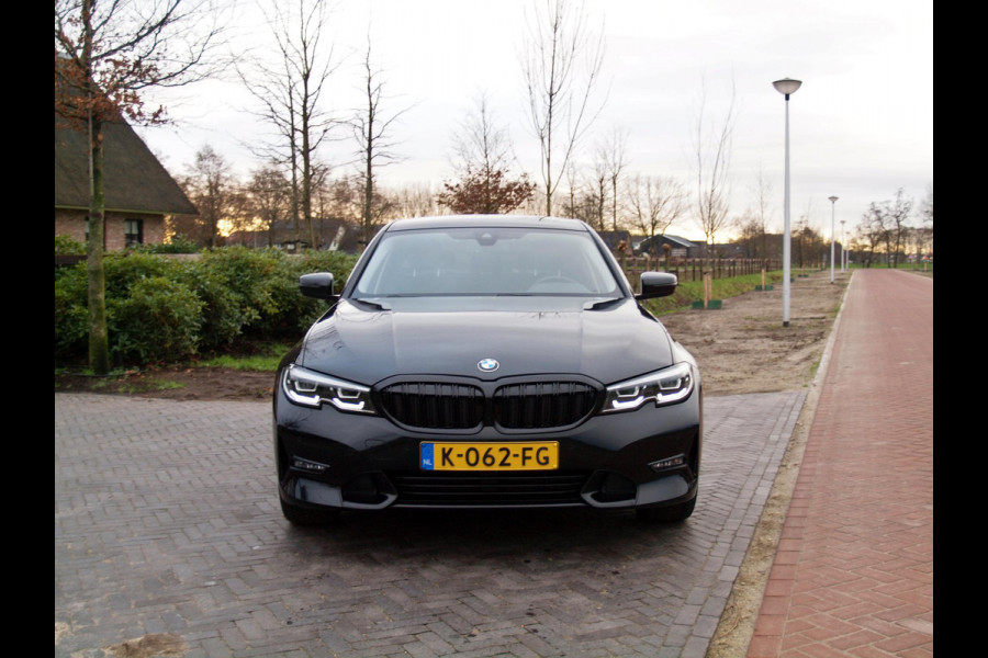 BMW 3 Serie 318i High Executive Edition | Sfeerverlichting | Apple Carplay | Parkeersensoren | Cruise Control | Leer |