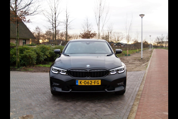 BMW 3 Serie 318i High Executive Edition | Sfeerverlichting | Apple Carplay | Parkeersensoren | Cruise Control | Leer |