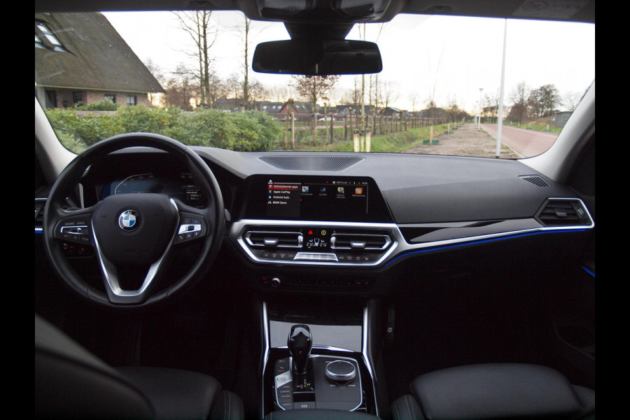 BMW 3 Serie 318i High Executive Edition | Sfeerverlichting | Apple Carplay | Parkeersensoren | Cruise Control | Leer |