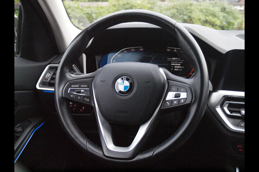 BMW 3 Serie 318i High Executive Edition | Sfeerverlichting | Apple Carplay | Parkeersensoren | Cruise Control | Leer |