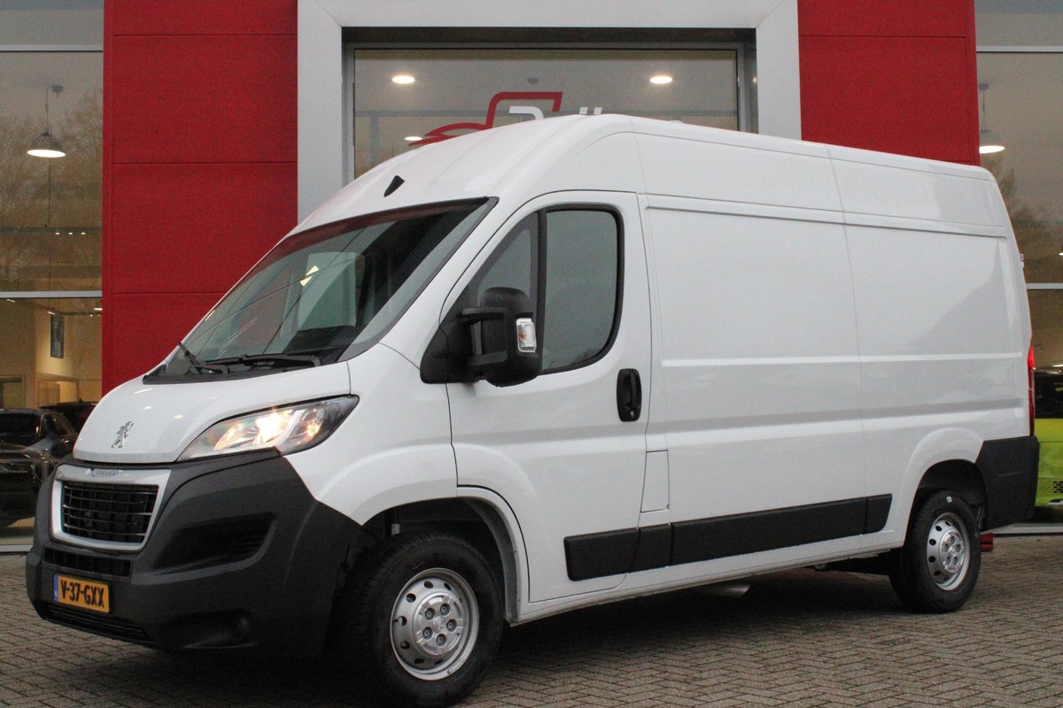 Peugeot Boxer 2.2 BlueHDi 140PK L2H2 3.3t | APPLE CARPLAY/ANDROID AUTO | ACHTERUITRIJ CAMERA | 3-ZITS | CRUISE CONTROL | ELEKTRISCH INKLAPBARE BUITENSPIEGELS | DAB+ RADIO | NIEUWE BUS! |