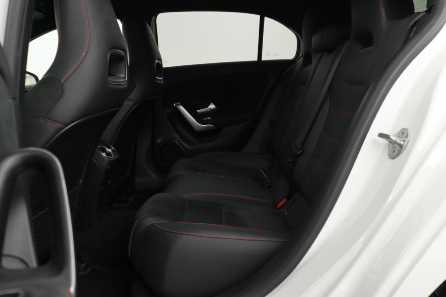 Mercedes-Benz A-Klasse 160 AMG Night | Stoelverwarming | Carplay | Camera | Leder/Alcantara | Widescreen | Navigatie | Full LED | Sportstoelen | Park Assist