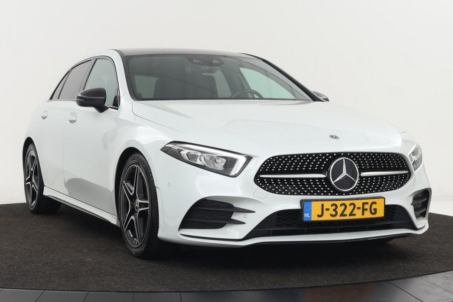 Mercedes-Benz A-Klasse 160 AMG Night | Stoelverwarming | Carplay | Camera | Leder/Alcantara | Widescreen | Navigatie | Full LED | Sportstoelen | Park Assist