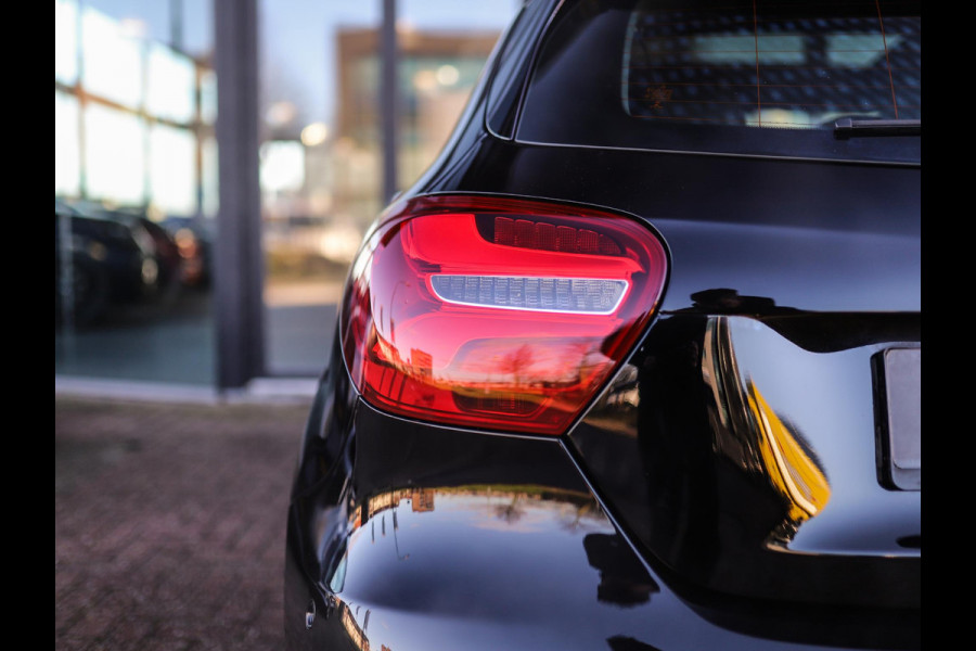 Mercedes-Benz A-Klasse 180 Business Solution AMG | Pano | PDC | LED | 18" LM | Stoelverw.