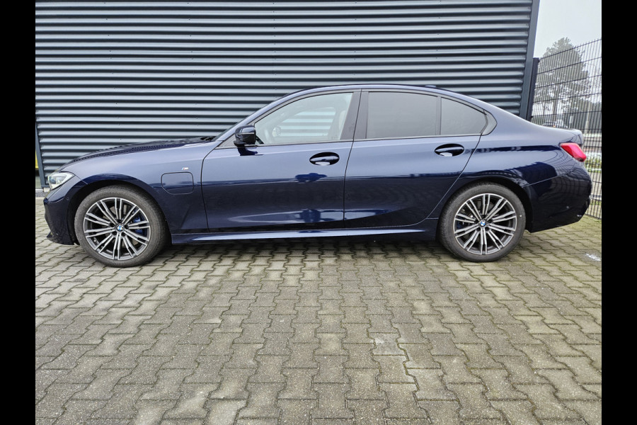 BMW 3-serie 330e M Sport Shadow Line Plug In Hybrid Dealer O.H PHEV | Schuifdak | Laser LED | Adaptive Onderstel |  Lederen Sportstoelen Memory | Adaptive Cruise | Harman Kardon | Head Up |