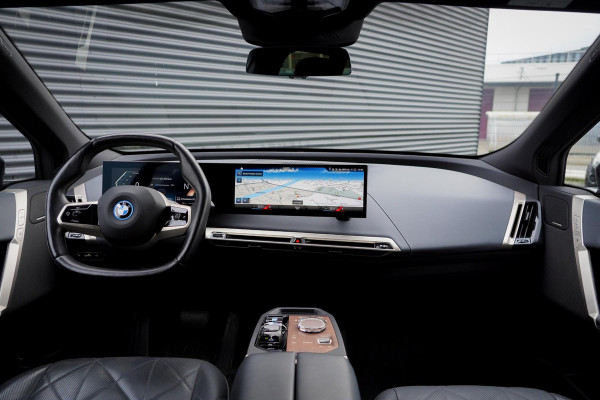 BMW iX xDrive40 Excellence 77 kWh / Sportpakket / Pano / Trekhaak