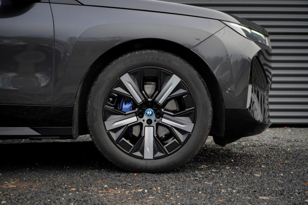 BMW iX xDrive40 Excellence 77 kWh / Sportpakket / Pano / Trekhaak