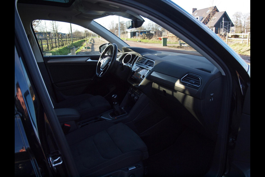 Volkswagen Tiguan Allspace 1.5 TSI Comfortline Business | Panormadak | Camera | Trekhaak | Cruise Control | Apple Carplay |